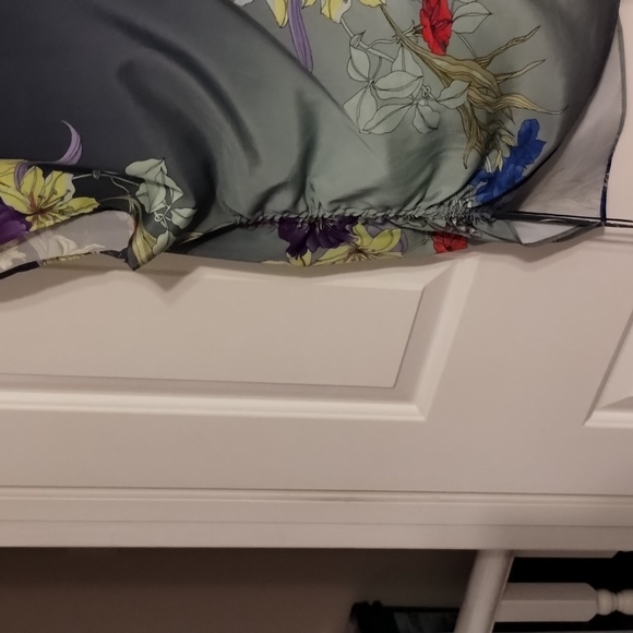 Beautiful top - Picture 3 of 4